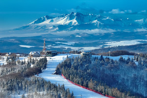 Zoom na górną stacje kolei godolowej na Jaworzynie Krynickiej z Tatrami w tle / Konrad Rogozinski