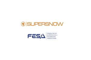 Logo firmy SUPERSNOW w kolorze pomarańczowym z okrągłym sygnetem przedstawiającym armatkę śnieżną po lewej stronie, umieszczone nad niebieskim logo organizacji FESA z pełną nazwą "FEDERATION OF EUROPEAN SKI & SNOWBOARD ASSOCIATIONS" na białym tle.