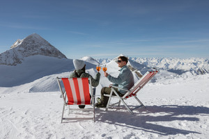 Lodowiec Hintertux wiosną narty w słońcu (c)Hintertuxer Gletscher